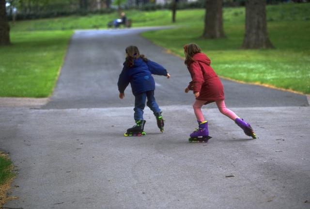 Dos ni�os patinando en un parque